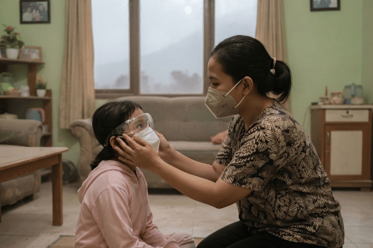 Berikan perlindungan pada anak agar tidak terkena paparan dari abu