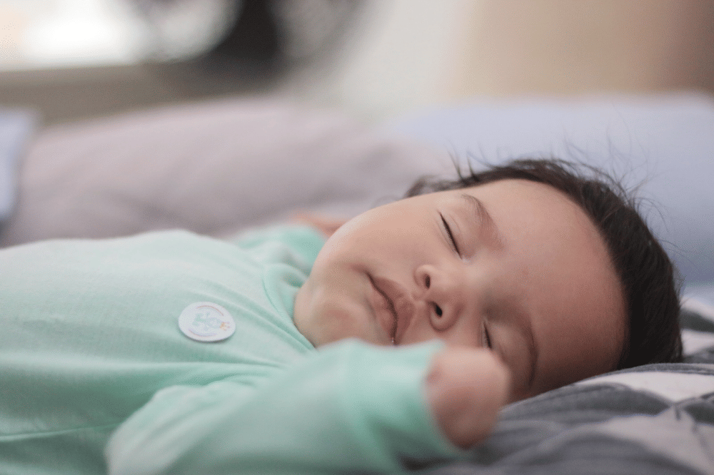 Amankah Bayi Tidur dengan Posisi Kepala Lebih Tinggi?