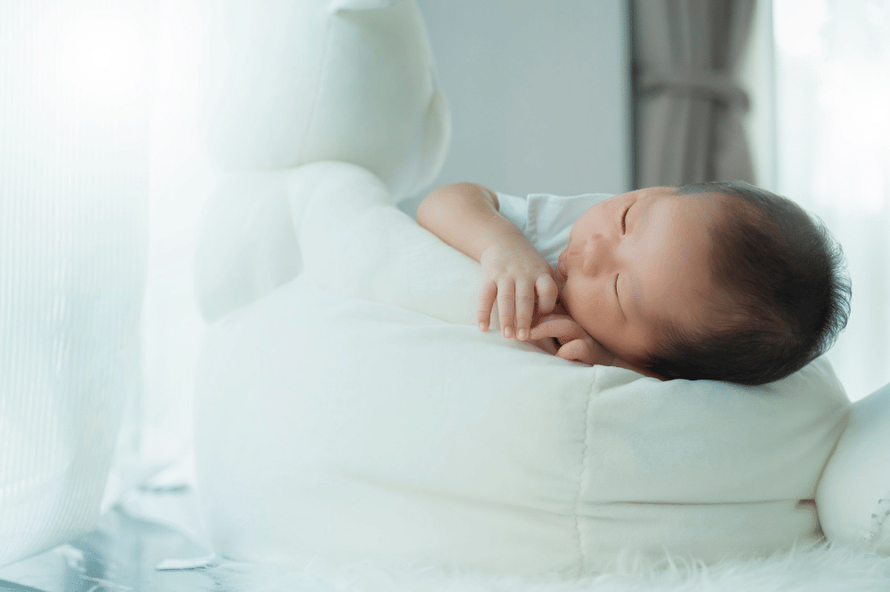 Amankah Bayi Tidur dengan Posisi Kepala Lebih Tinggi?