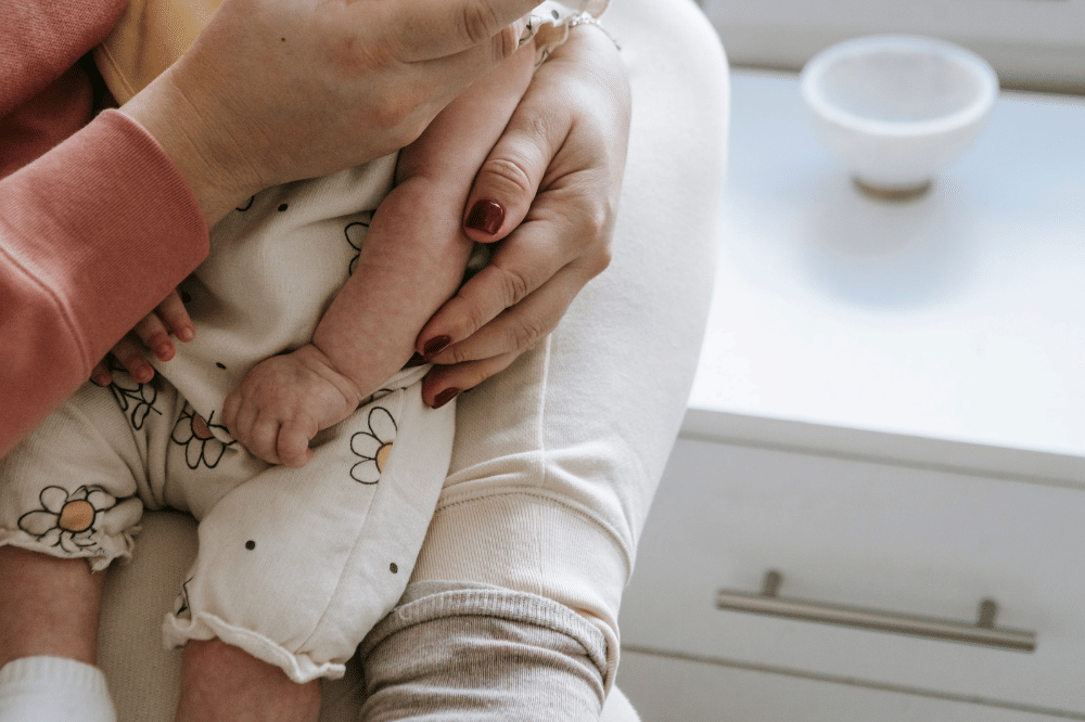 5 Posisi Gendong Bayi yang Benar untuk Berbagai Usia
