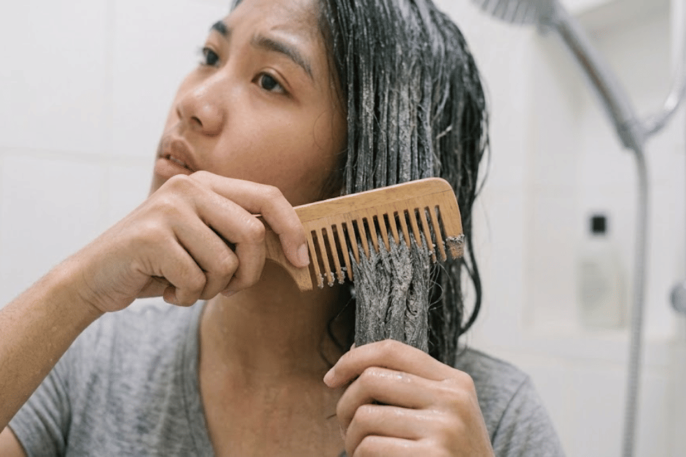 Hindari menyisir rambut sebelum debu terbilas bersih
