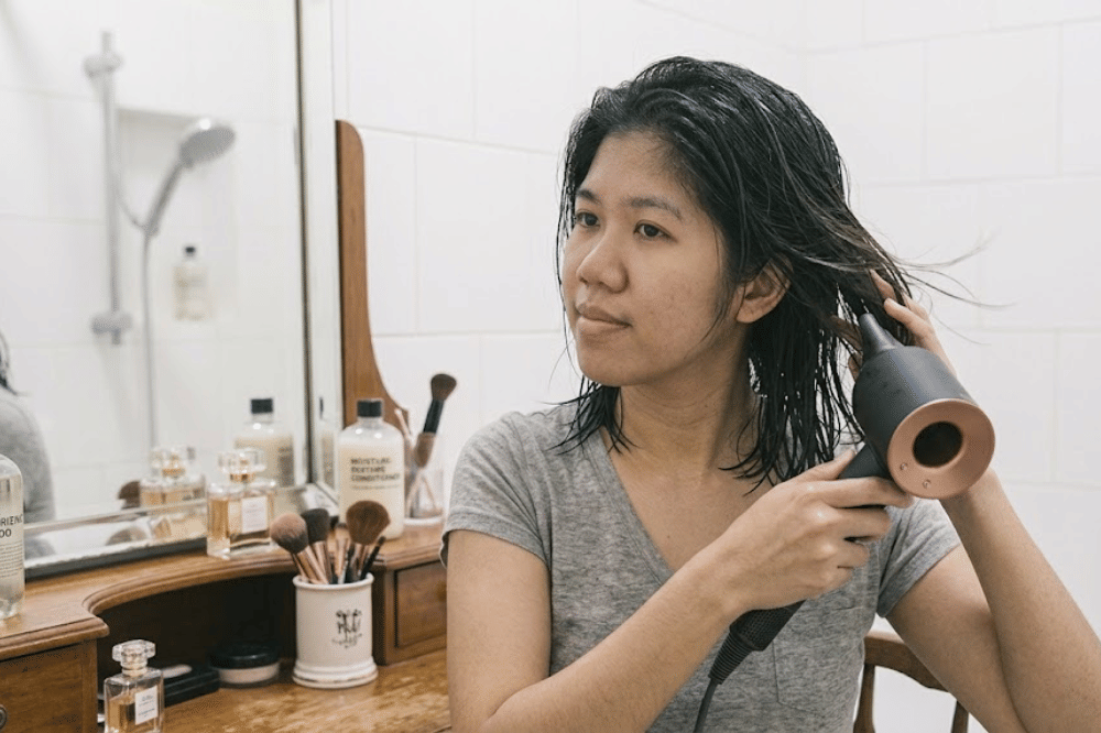 Keringkan rambut secara alami tanpa menggosoknya
