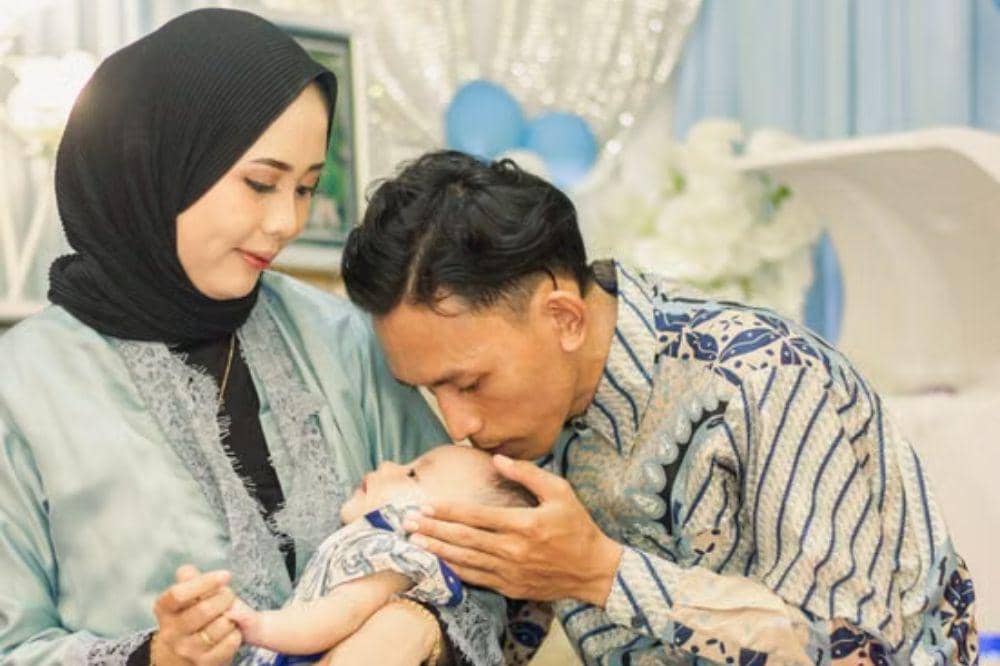 Mengapa Tidak Boleh Mencium Bayi Sembarangan