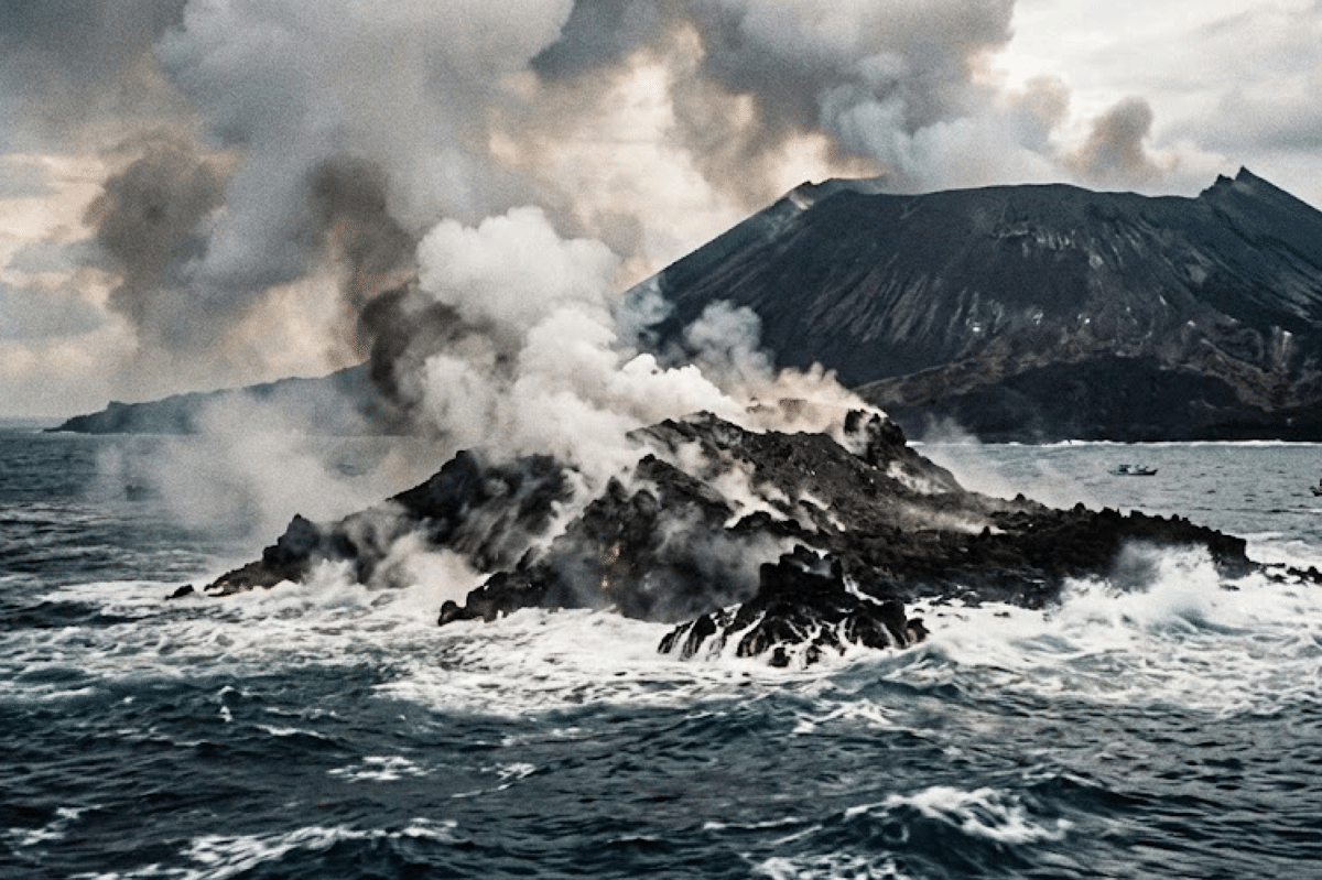 Anak krakatau muncul karena material vulkanik keluar dari dalam bumi