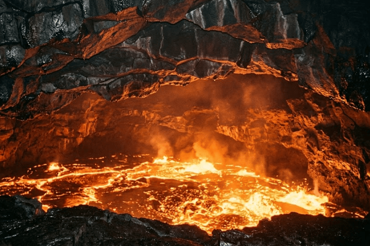 Anak krakatau dapat erupsi karena ada magma yang sangat panas di bumi