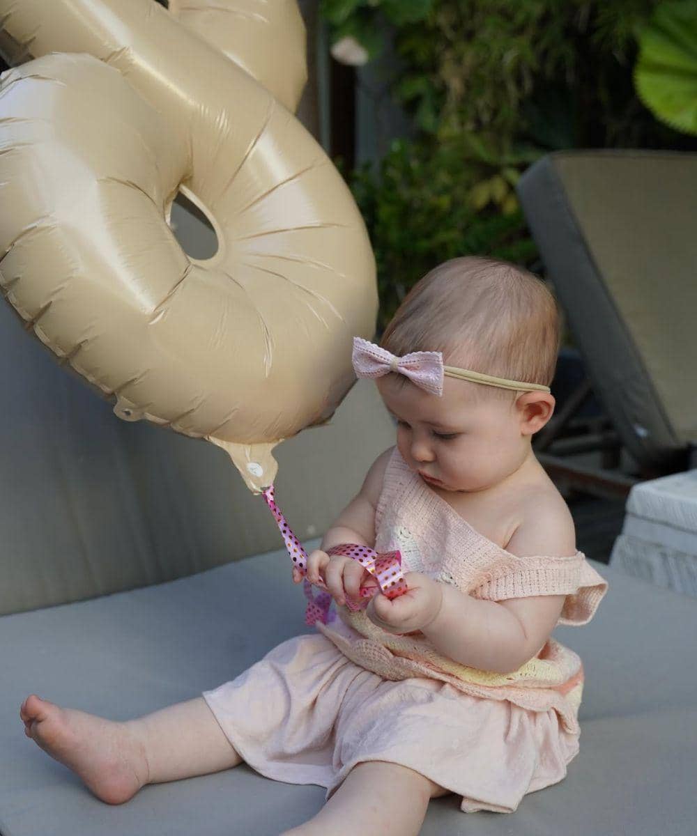 Potret Baby Kaia memegang balon angka 8