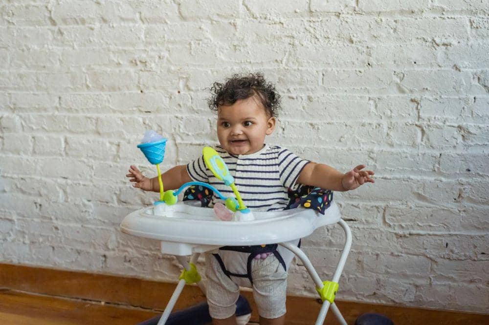 5 Perbedaan Push Walker dan Baby Walker, Mana Lebih Aman?