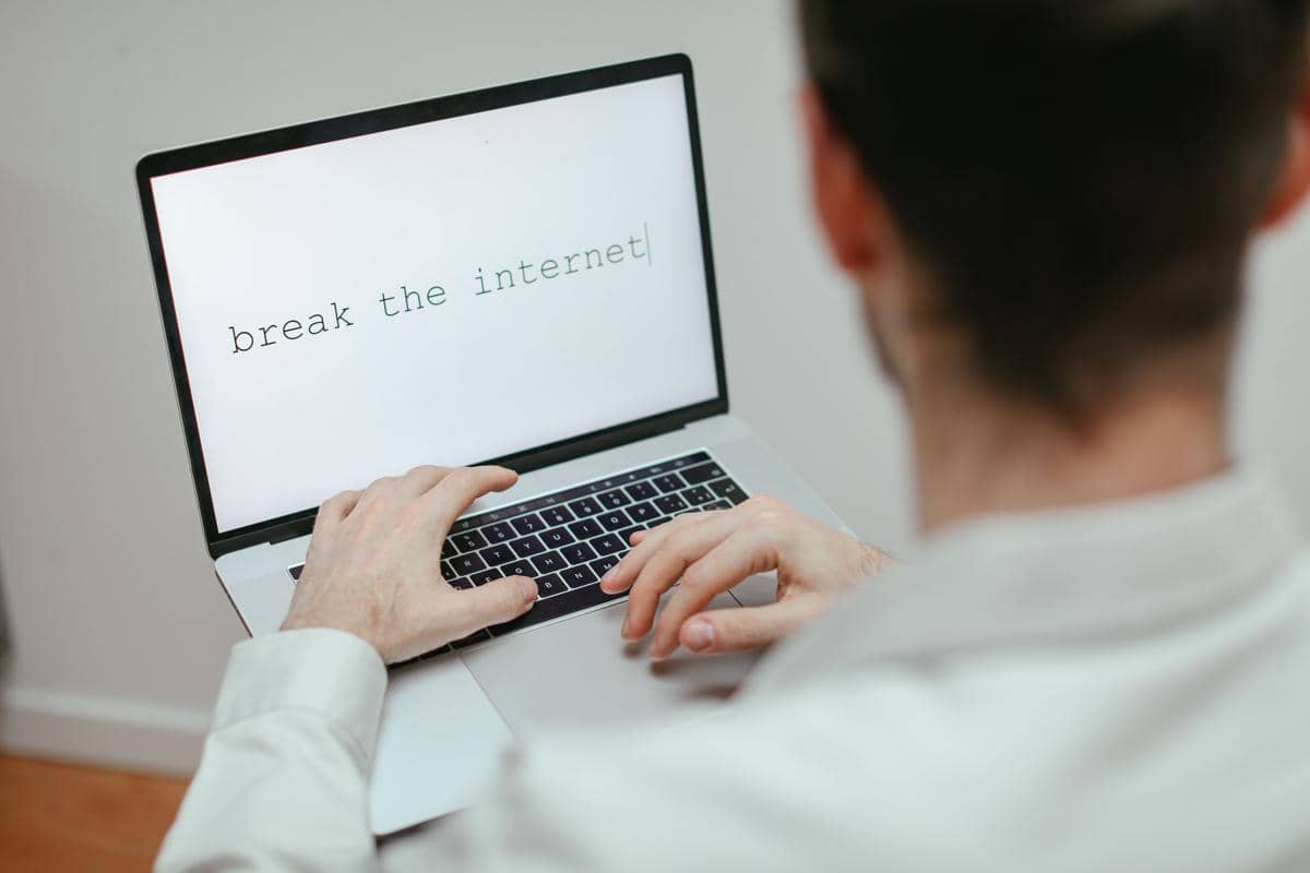 Layanan yang membutuhkan internet dapat terganggu