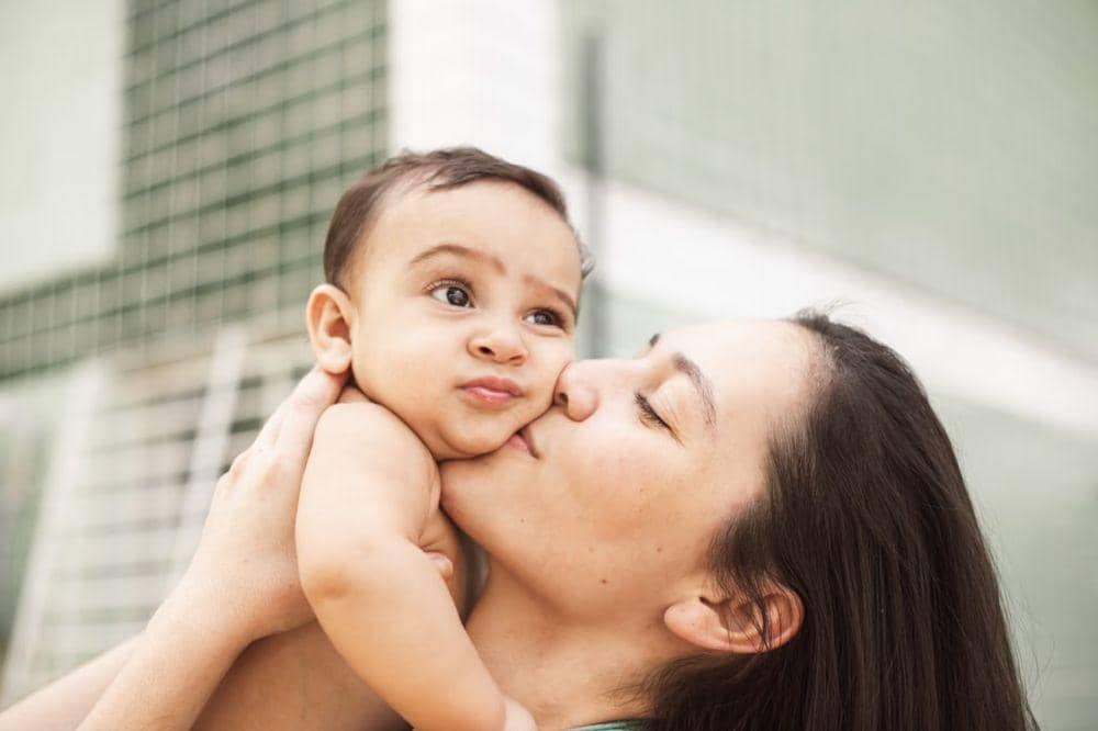 Siapa Saja yang Sebaiknya Tidak Boleh Mencium Bayi