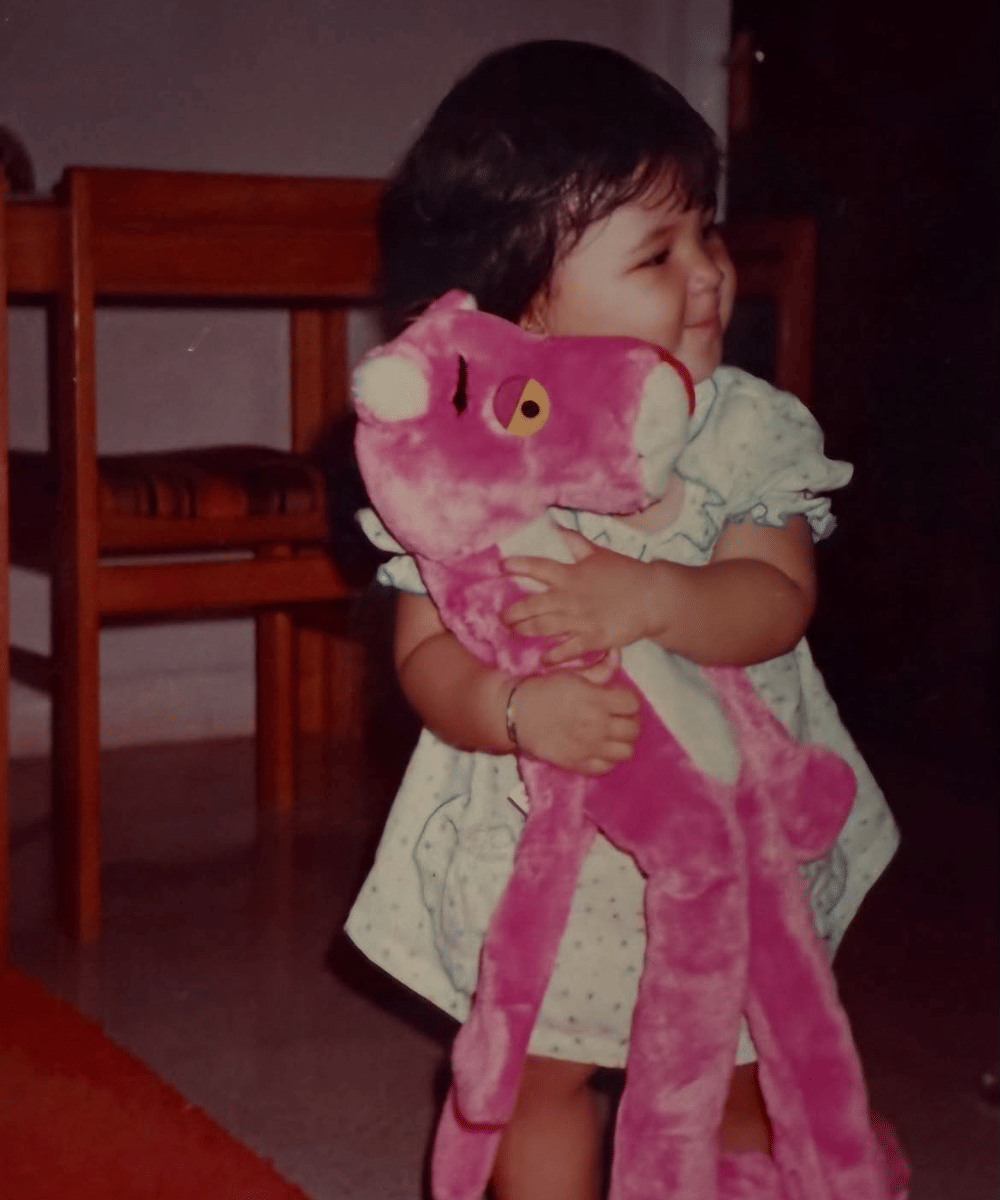 Menggemaskan sambil menggendong boneka kesayangan