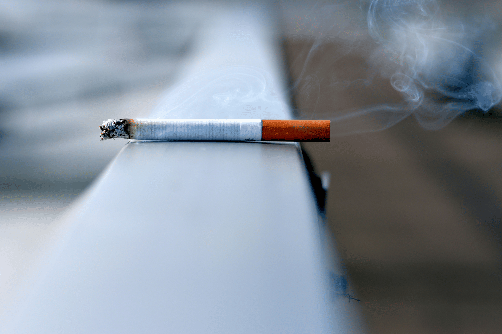 Menghirup asap rokok
