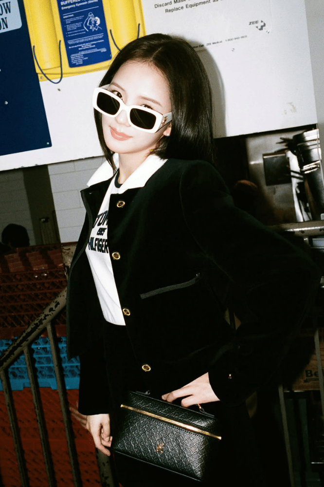 Gaya Klasik ala Jisoo