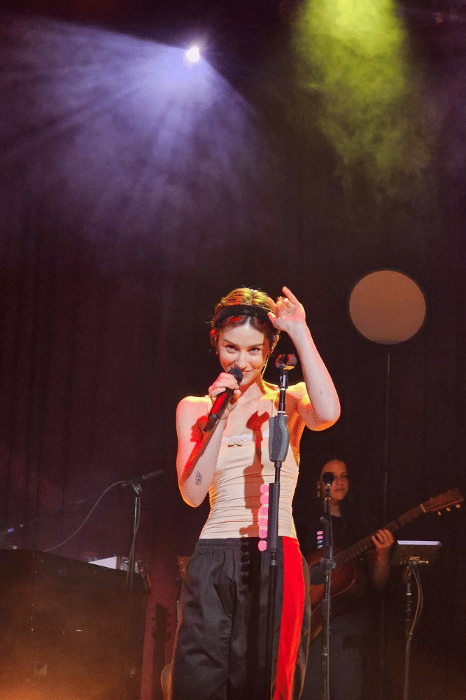 Gracie Abrams dengan Stage Outfit yang Simple dan Nyaman