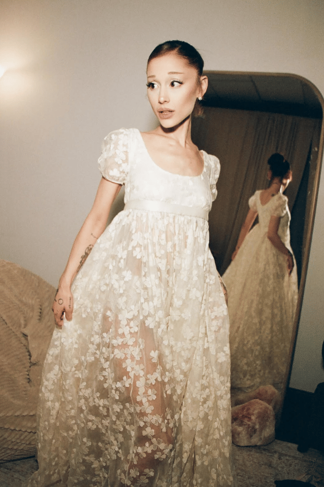 Ariana Grande Semakin Feminin dengan Long Dress