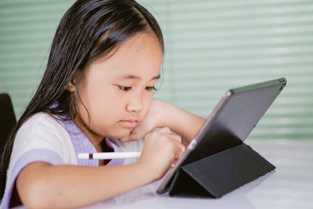 Konsultasikan dengan pasangan terkait pengasuhan anak