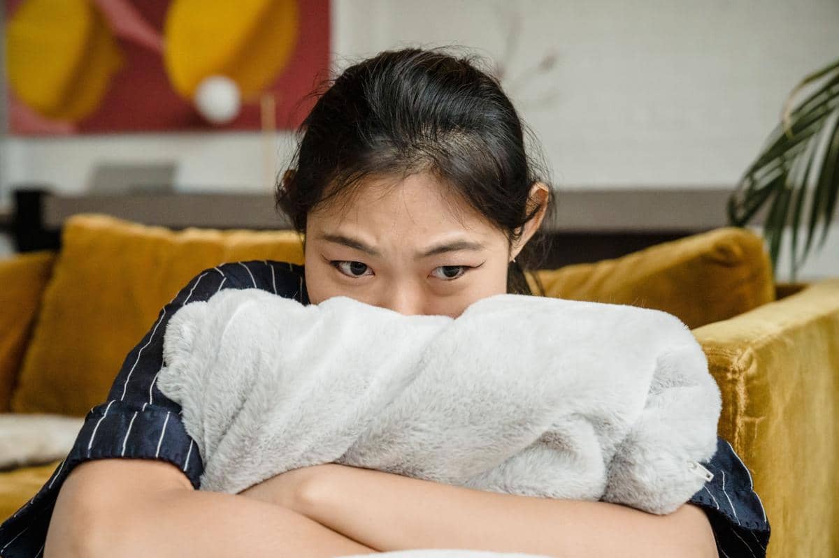 Anak perempuan mengalami nervous sampai menutupi wajah dengan selimut