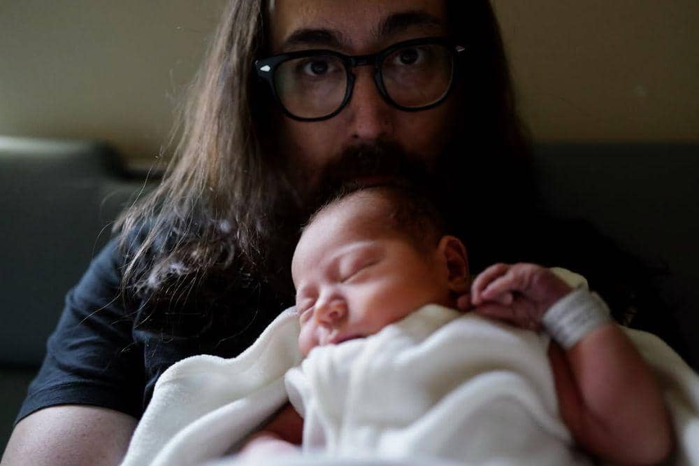 Aurelius lahir 46 tahun setelah kepergian sang kakek, John Lennon