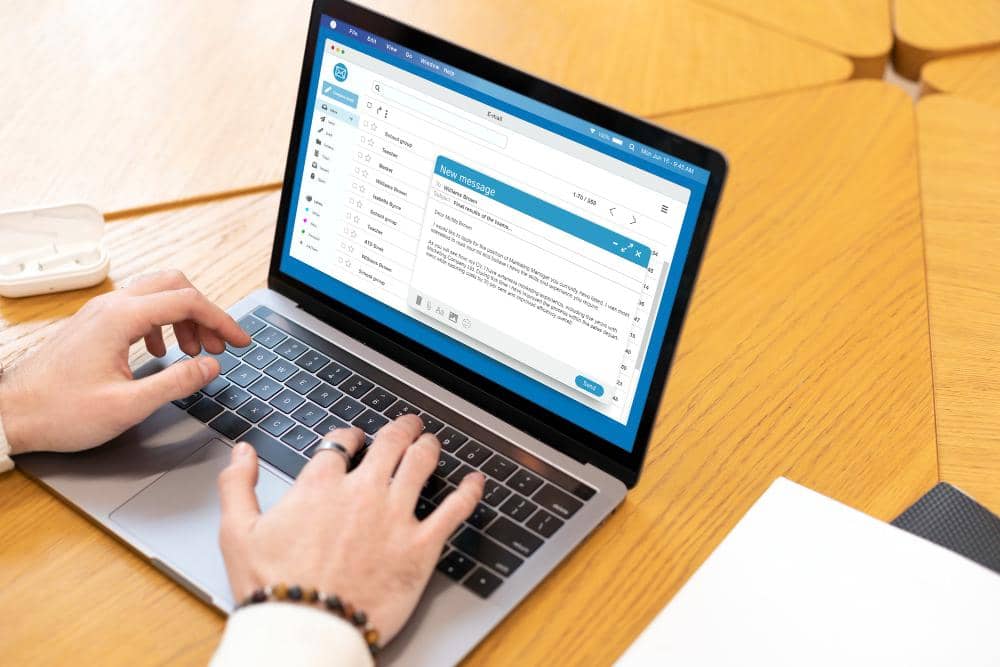 Sering cek email kerja setelah pulang dapat mengganggu waktu recovery