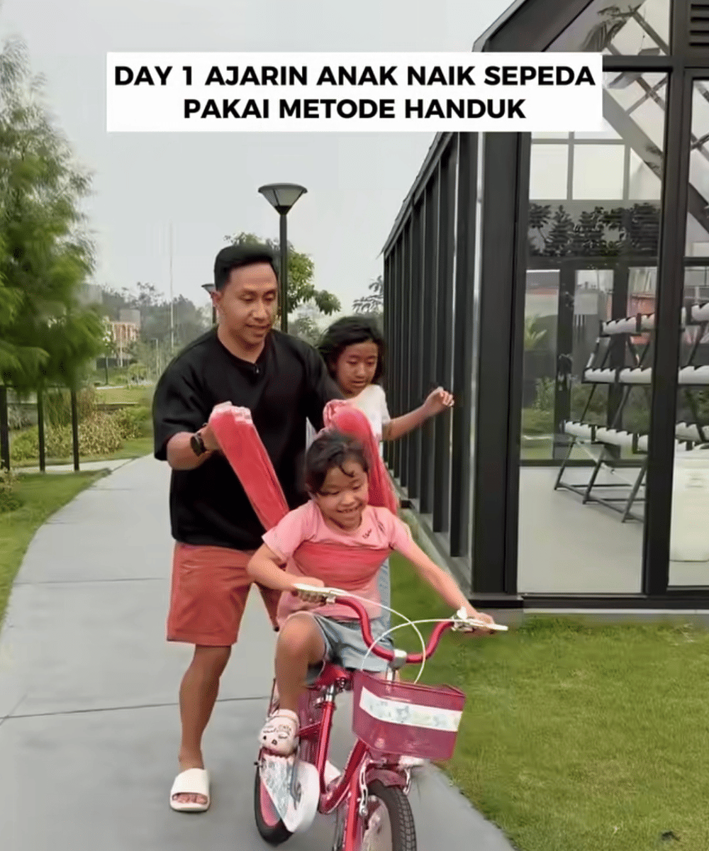 Hari pertama, Ilsa belajar naik sepeda pakai metode handuk