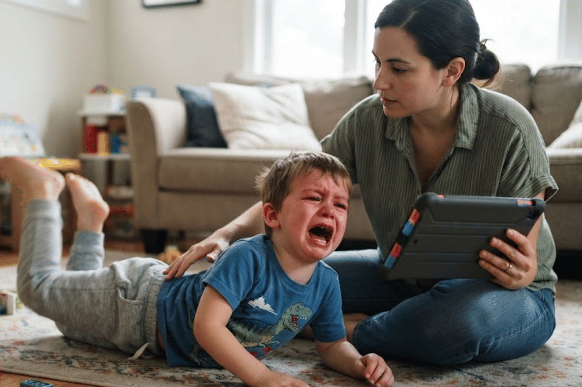 Salah satu tanda anak overstimulasi adalah ia tantrum saat HP nya diambil