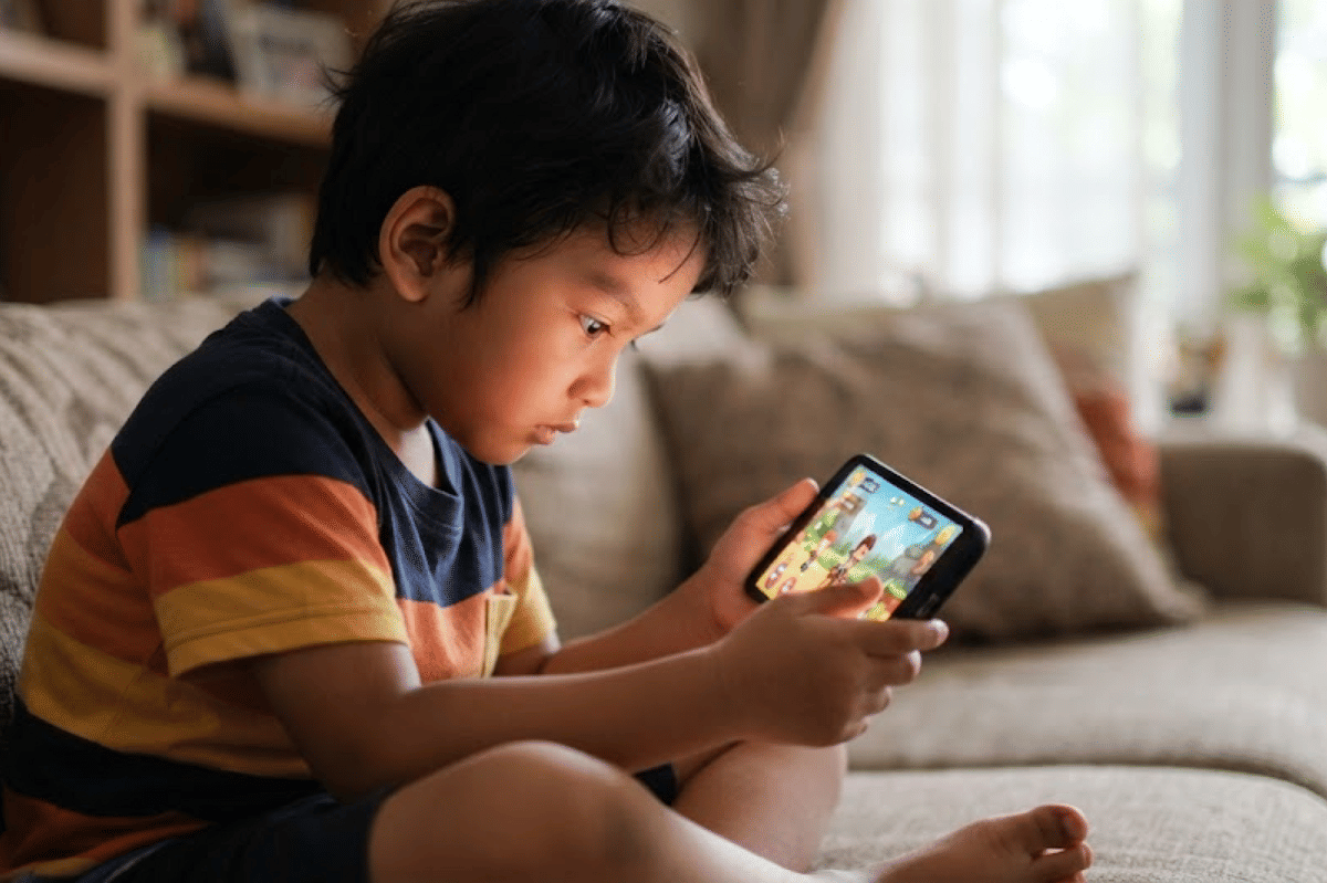 Anak Sering Main HP Sejak Kecil? Kenali Tanda Overstimulasi