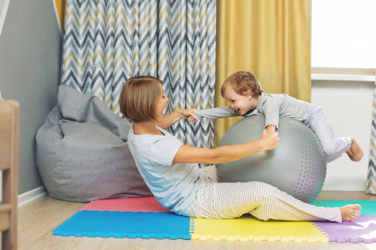 7 Manfaat Gym Ball untuk Bayi, Bantu Perkembangan Motorik Si Kecil