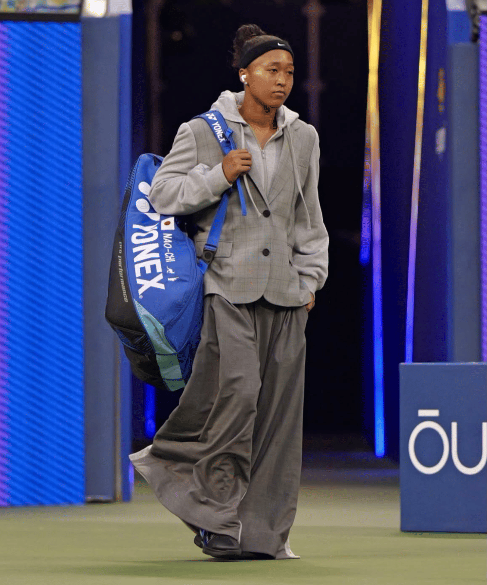 Gaya streetwear kasual dengan blazer abu-abu dan celana longgar