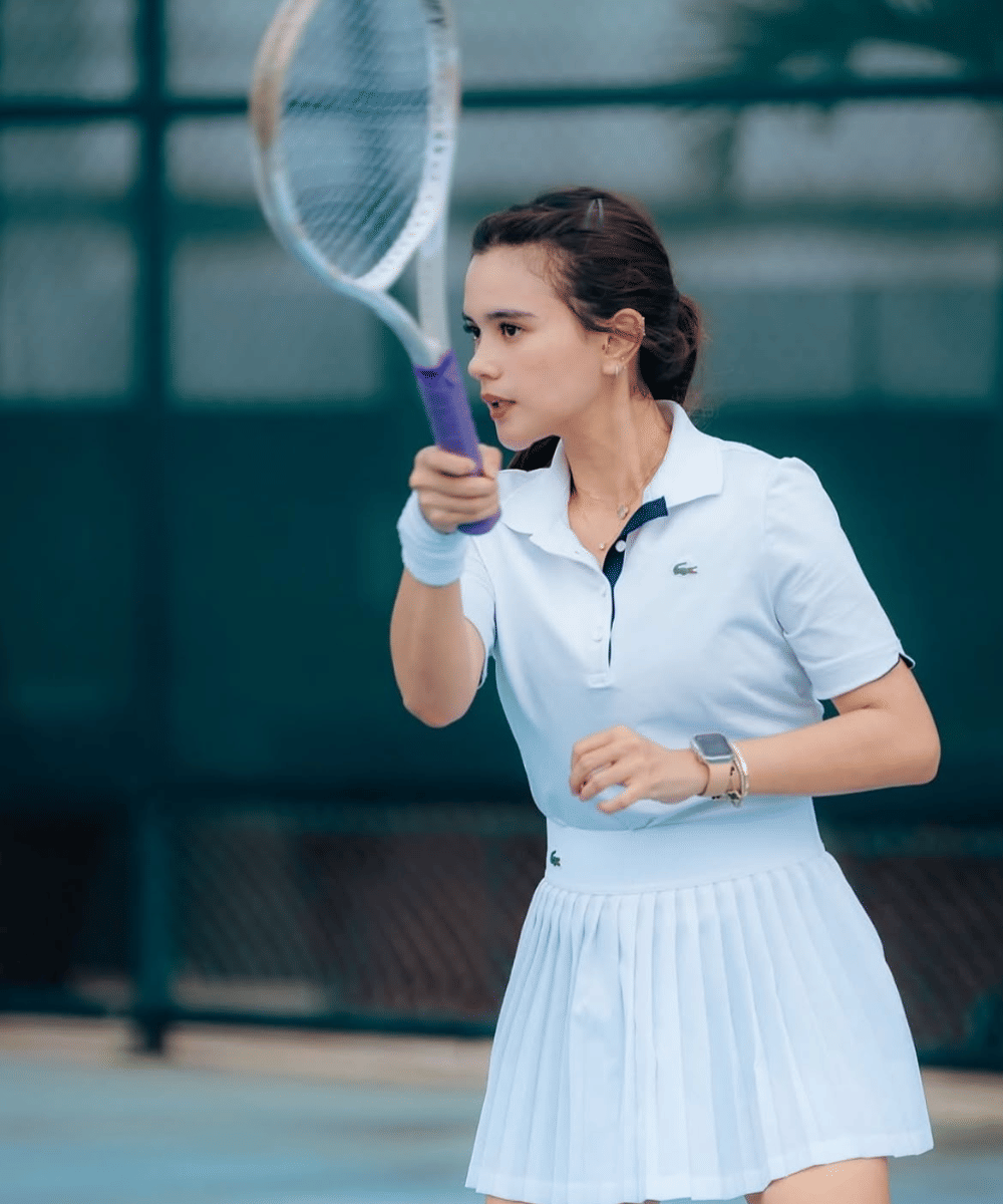 Simpel elegan dengan kaos polo Lacoste dan rok tenis putih