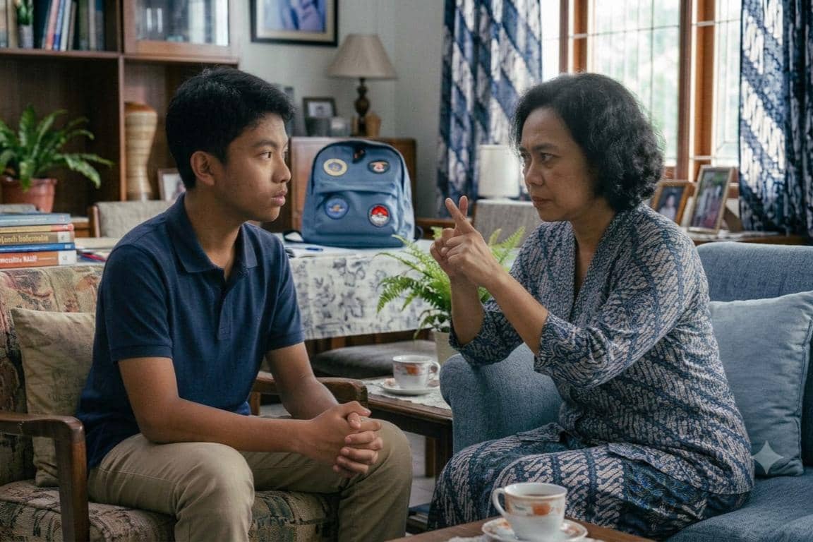 Mama memberikan tanda silang saat mengobrol bersama anak laki-laki
