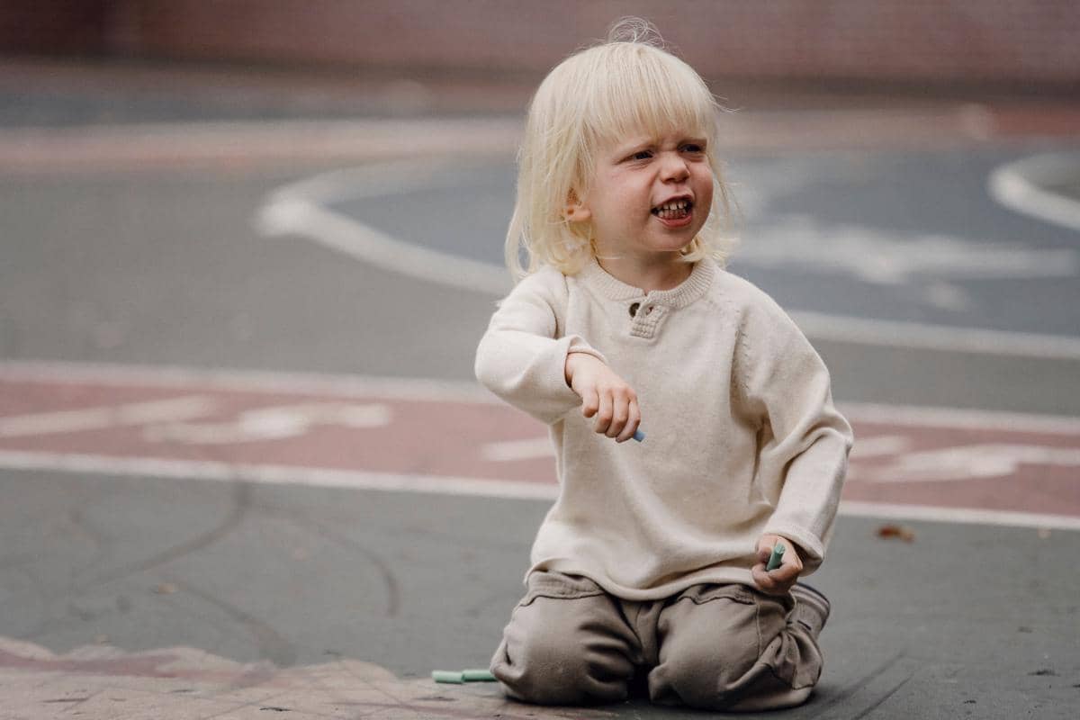 Anak sedang tantrum di jalan