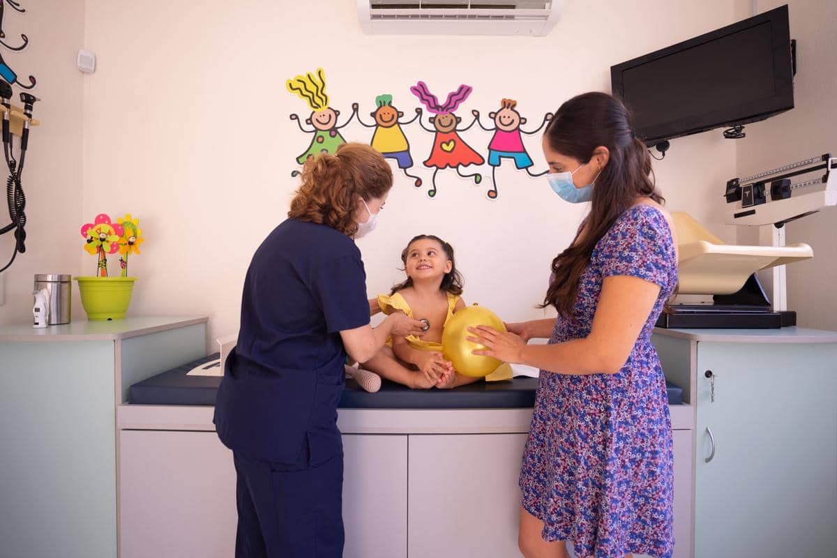Anak melakukan pemeriksaan oleh dokter anak