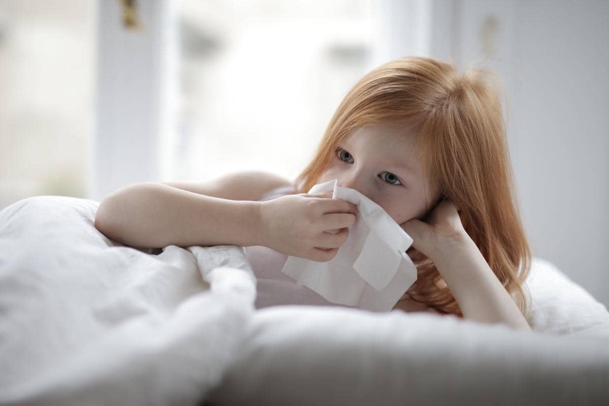 Anak perempuan sedang sakit flu