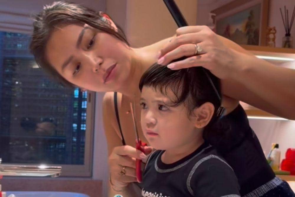 Potong Poni Hagia, Jessica Iskandar Jadi Hairstylist Dadakan