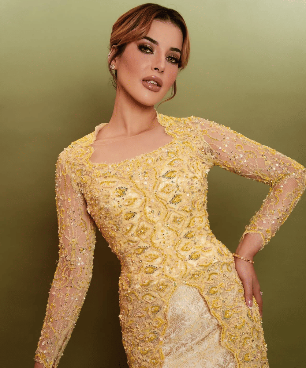 Riasan hangat dengan sentuhan bronzy untuk kebaya kuning