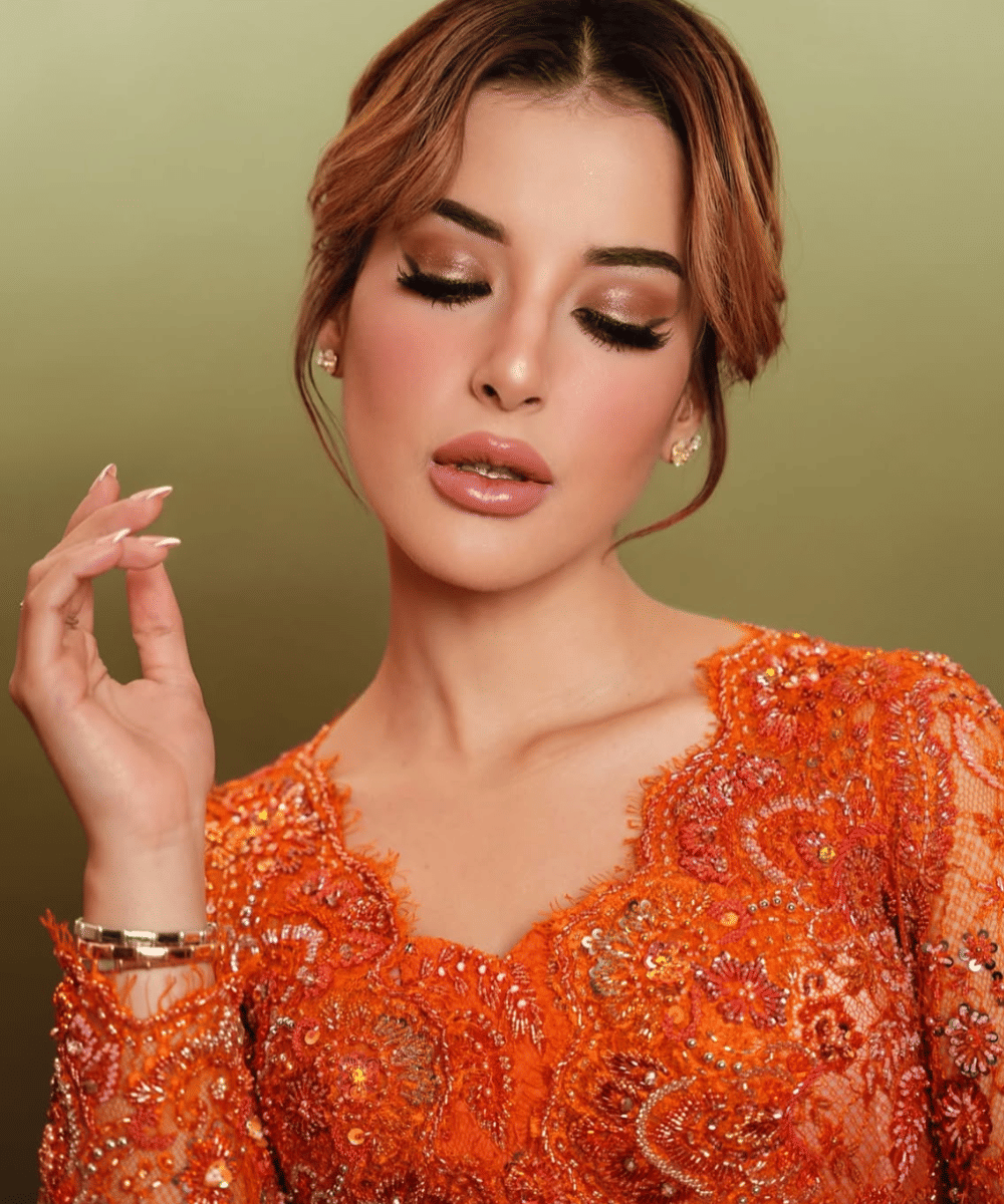 Sentuhan shimmer kecokelatan yang mewah untuk kebaya oranye