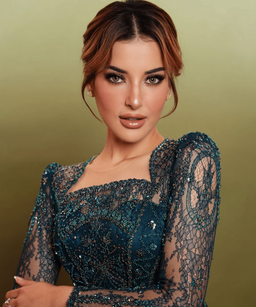 Nuansa glamor tajam untuk menyeimbangkan kebaya hijau emerald