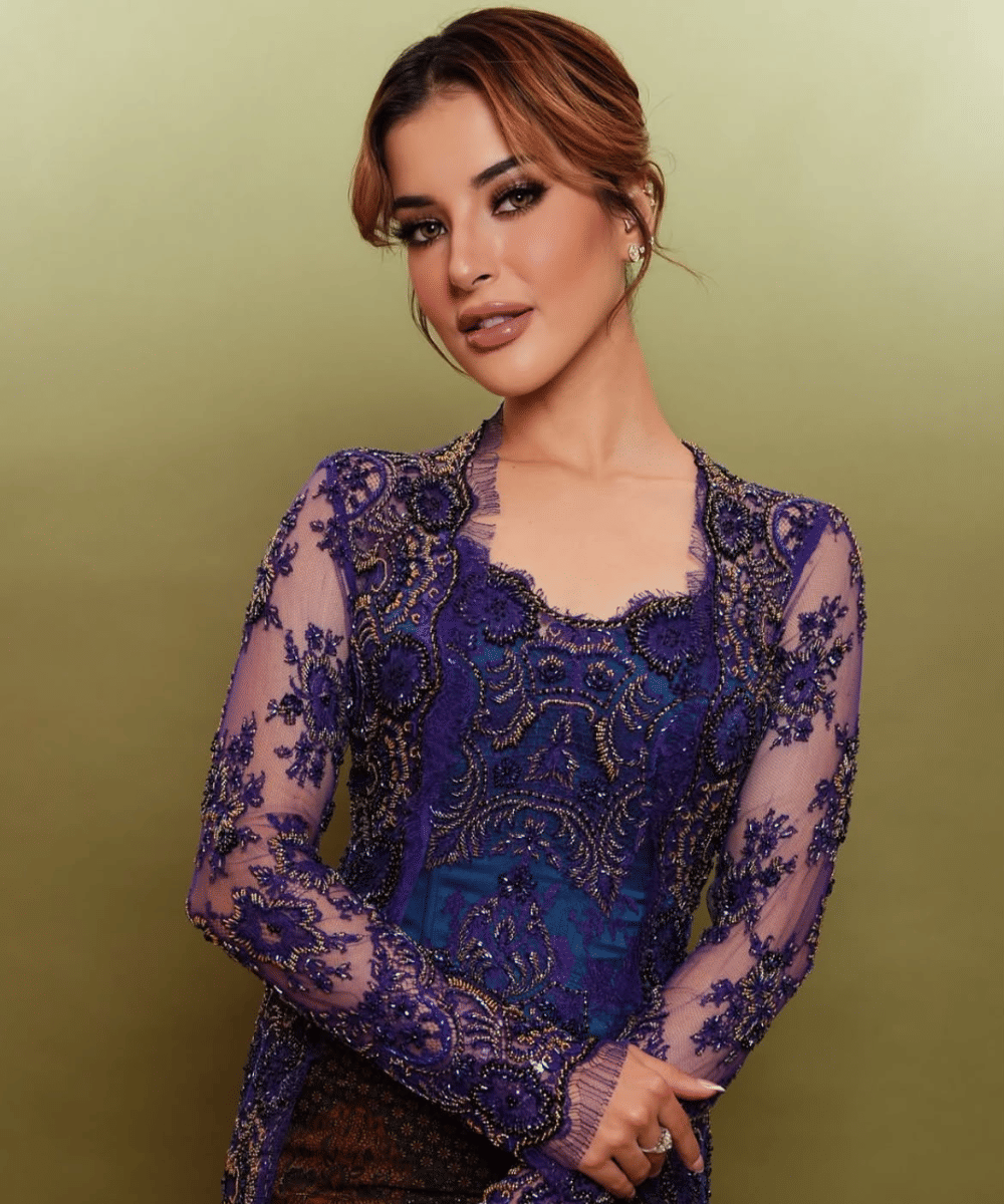 Garis mata tajam dan bold untuk kebaya ungu tua