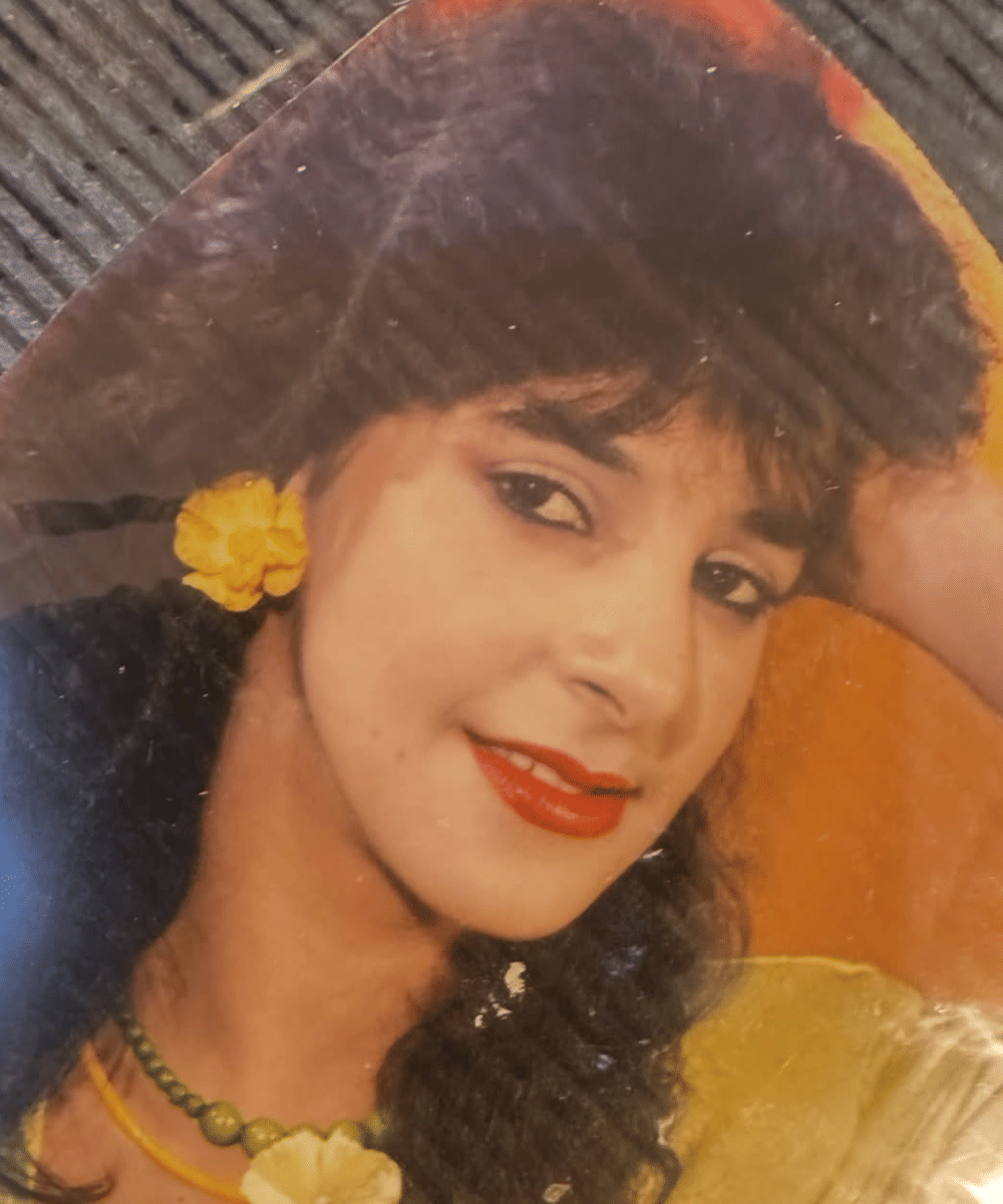 Anggun nan memesona dengan sentuhan riasan tajam dan jepit bunga
