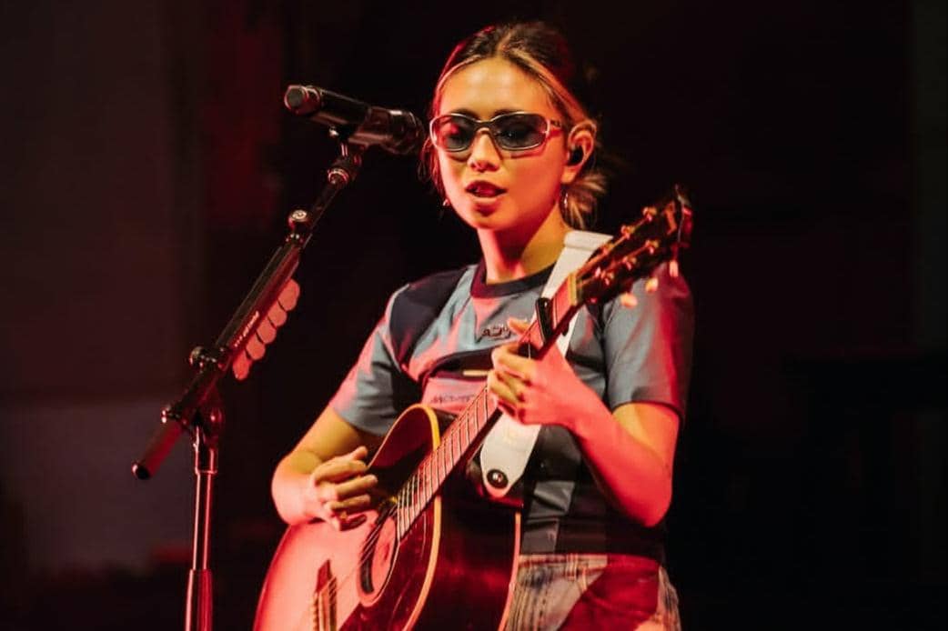 NIKI membawakan kembali lagu klasik ini dengan nuansa lembut