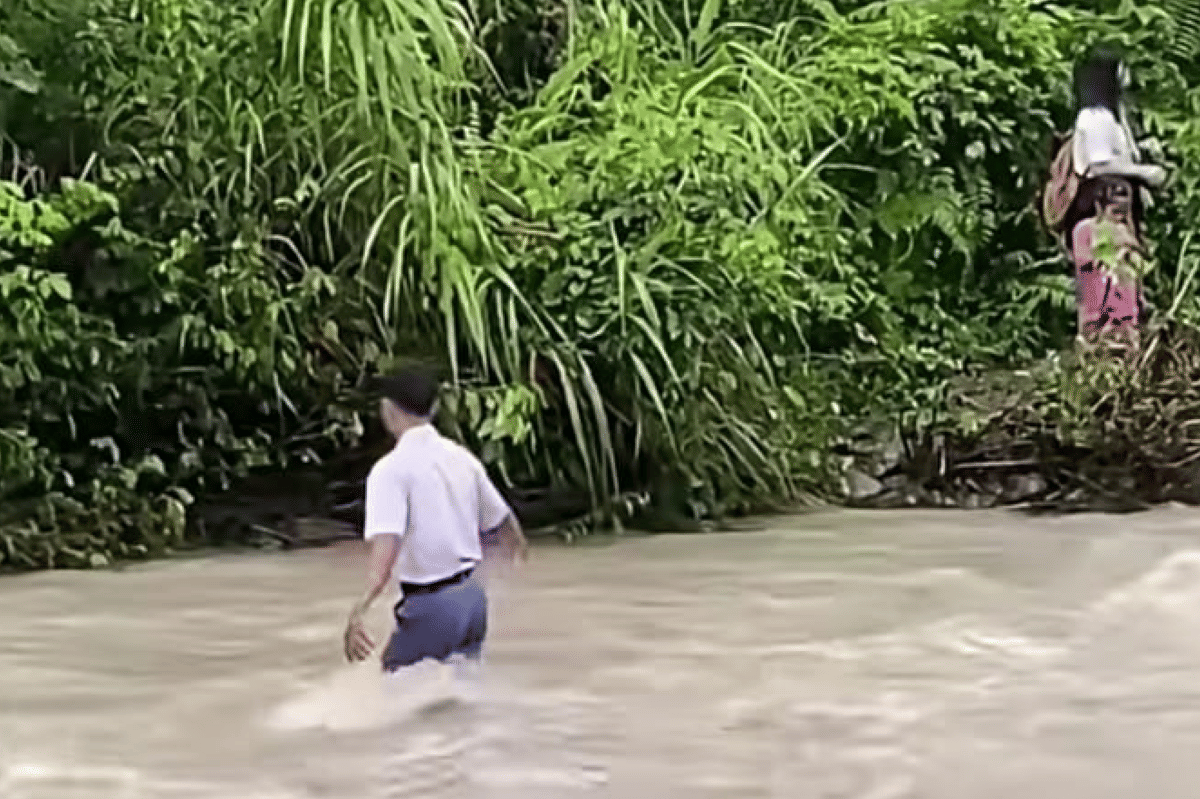 Ketika melwati arus deras sungai tersebut nyawa dapat menjadi taruhannya