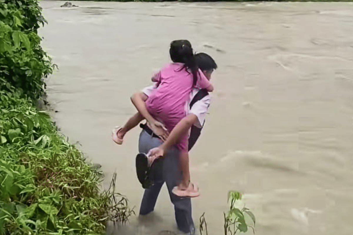 Tidak ada jembatan penyebrangan sehingga melewati sungai
