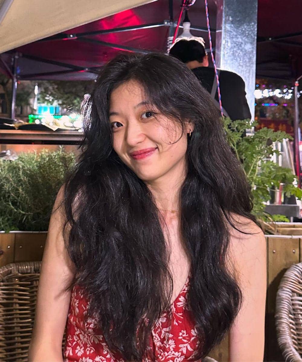 Gaun motif floral cocok untuk hangout malam