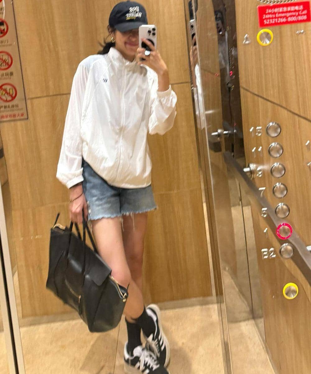 Tampil ala streetwear dengan jaket cerah