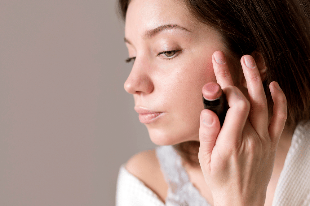 Cara Pakai Anti-Blush agar Terlihat Natural