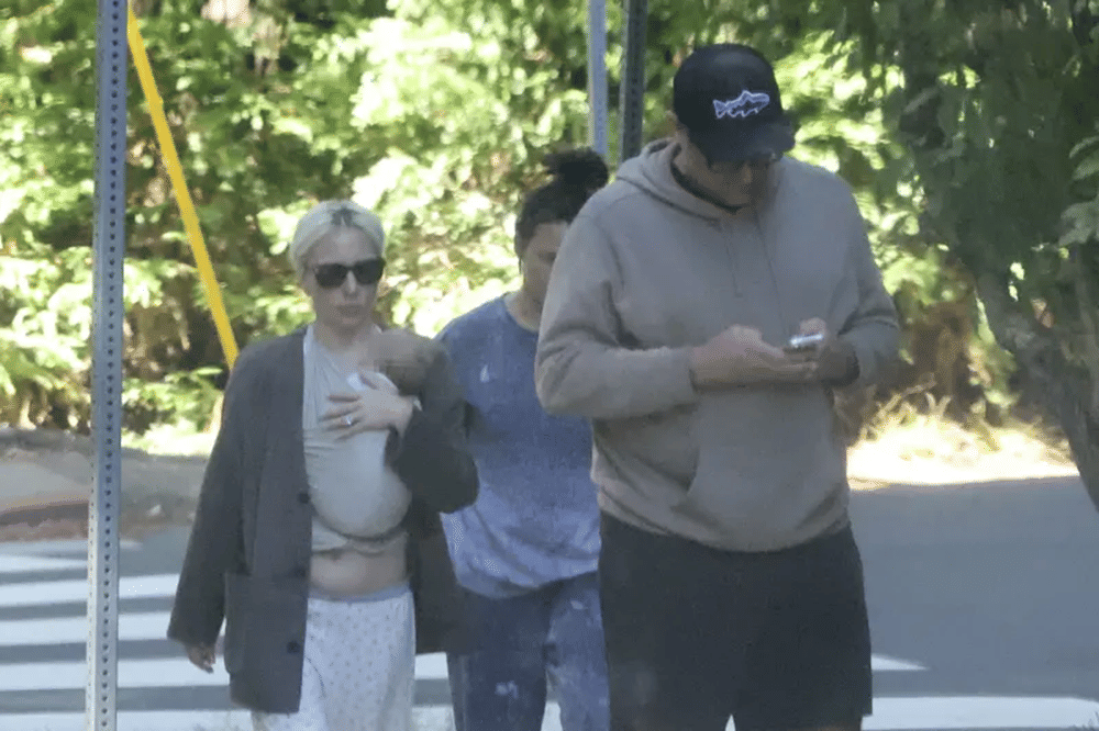 Lady Gaga Gegerkan Warganet usai Muncul Menggendong Newborn