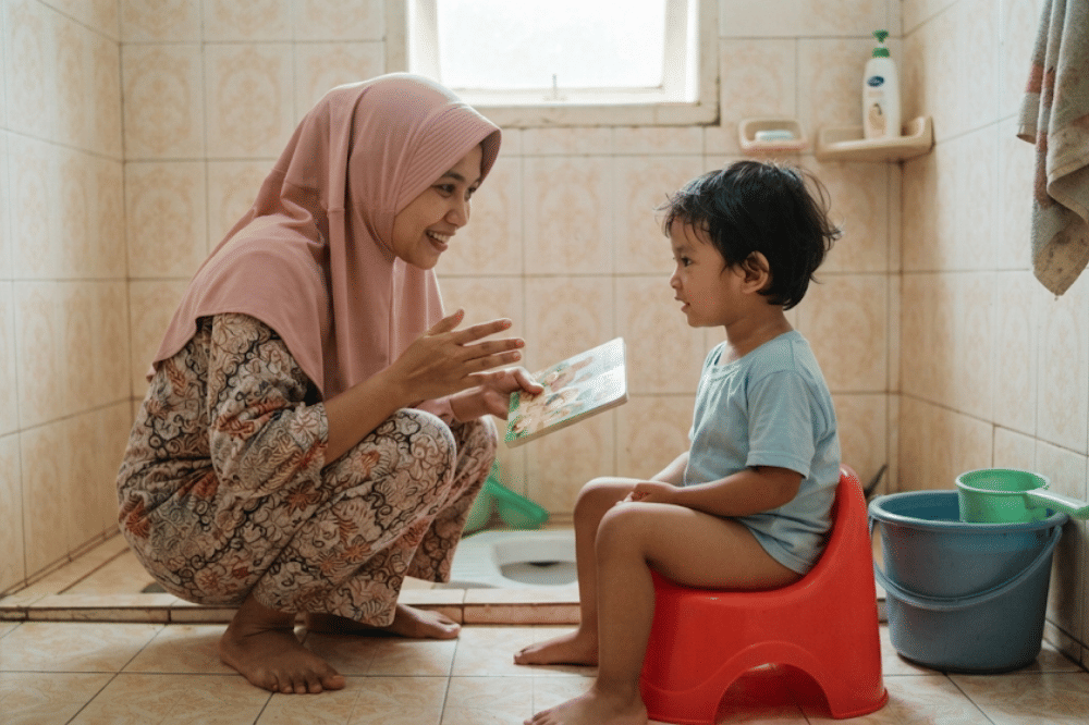 Anak yang diajarkan toilet training oleh mamanya