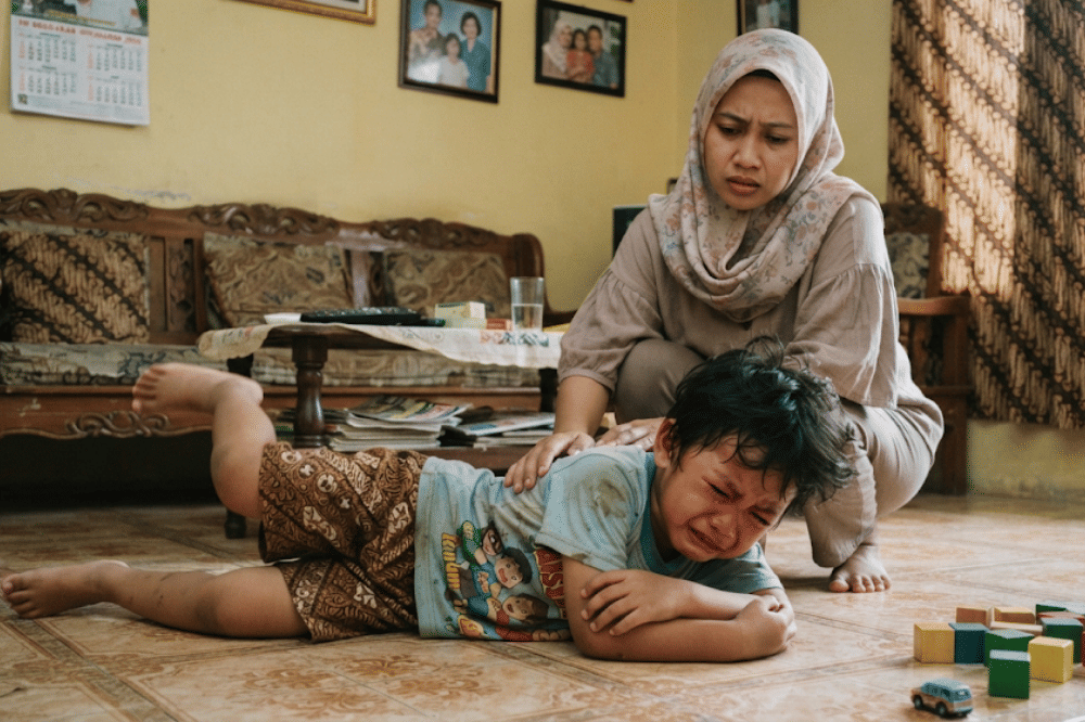  Anak yang sedang frustasi kepada mamanya