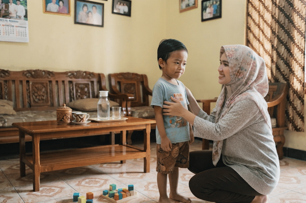 Anak yang sedang dinasehati oleh orang tuanya