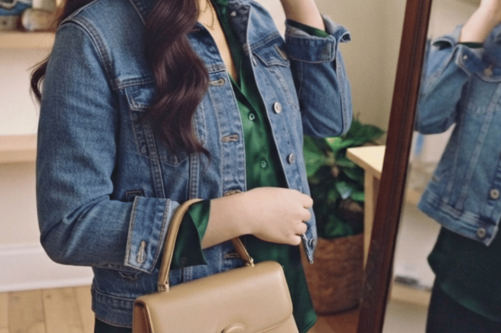 Emerald dan Denim untuk Outfit Kasual