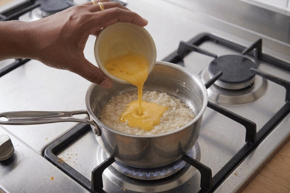 Cara membuat bubur telur dan bayam